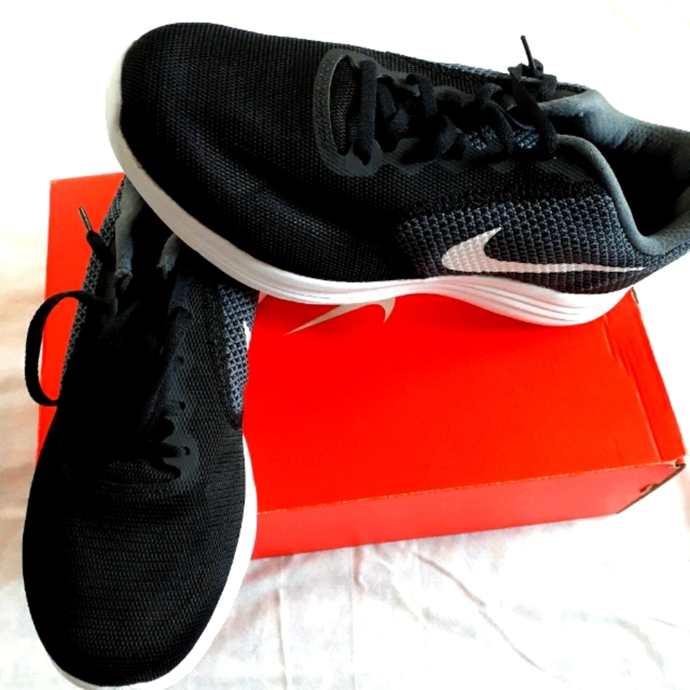 Skechers  Nike revolution  3